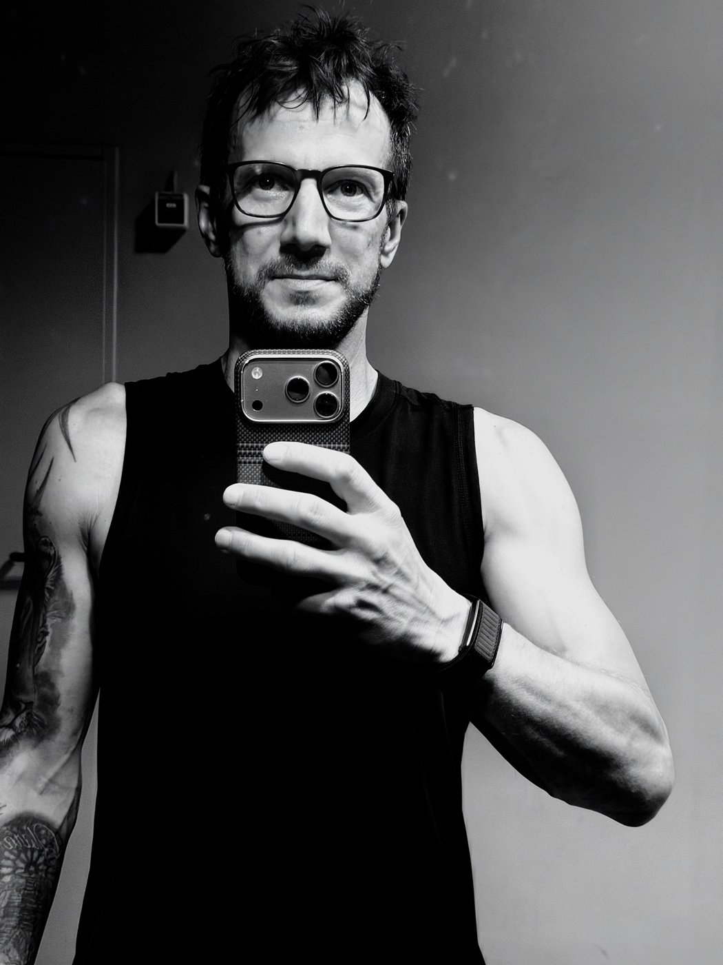 Maik im Trainingsoutfit – Schwarz-Weiß-Porträt aus seinem Calisthenics-Ordner